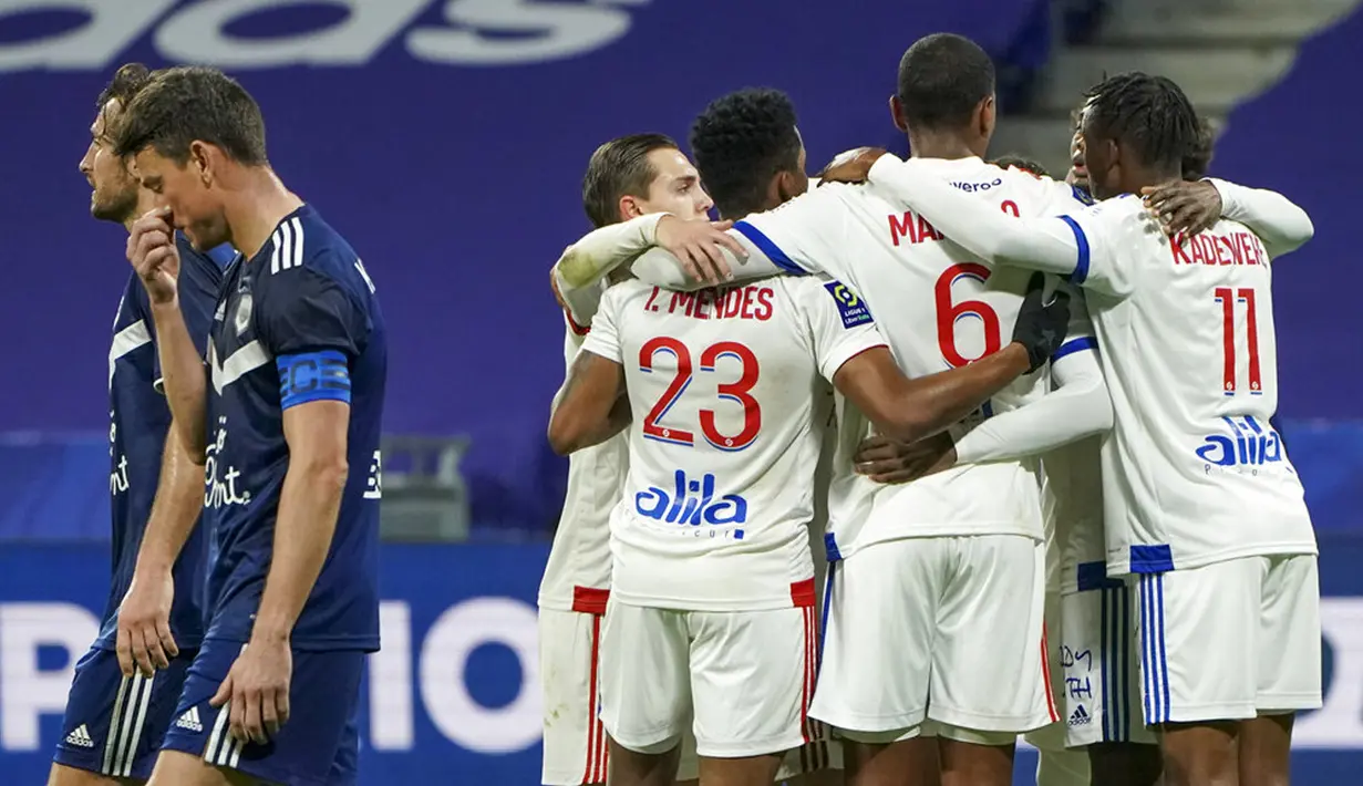 Para pemain Lyon merayakan gol ke gawang Bordeaux pada pertandingan Liga Prancis di Lyon, Prancis, Jumat (29/1/2021). Lyon menang 2-1 atas Bordeaux dan naik ke puncak klasemen sementara Liga Prancis menyalip Paris Saint-Germain (PSG). (AP Photo/Laurent Cipriani)