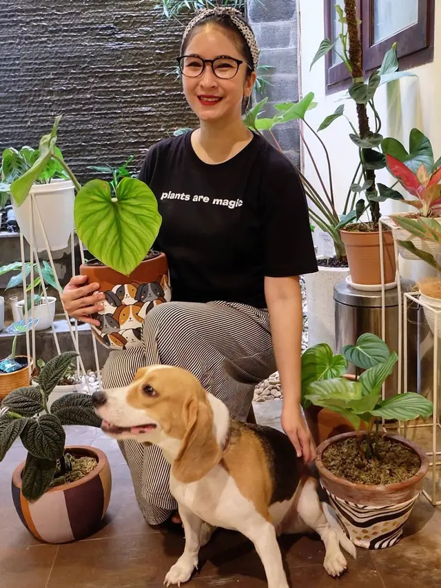 Jarang Tersorot, Ini 7 Potret Terbaru Novita Angie yang Hobi Berkebun