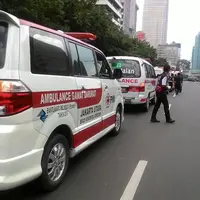 Ledakan bom terjadi di pos polisi Sarinah, Thamrin pada hari ini, Kamis, 14 Januari 2016. Mobil-mobil ambulans pun berdatangan untuk memberikan bantuan. (Fathan Rangkuti/Bintang.com)
