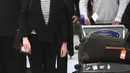 Style Emma Watson sangat cantik dan stylish saat  baru saja tiba di bandara JFK, New York. Emma mengenakan t-shirt stripes alias garis-garis dengan blazer hitam simple yang sangat cantik. (celebmafia.com)