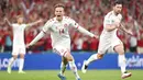 Pemain muda Denmark, Mikkel Damsgaard, merayakan gol yang dicetaknya ke gawang Rusia. Ia sukses mengukir rekor sebagai pencetak gol termuda untuk Denmark di Euro dengan usai 20 tahun 353 hari. (Jonathan Nackstrand/Pool via AP)