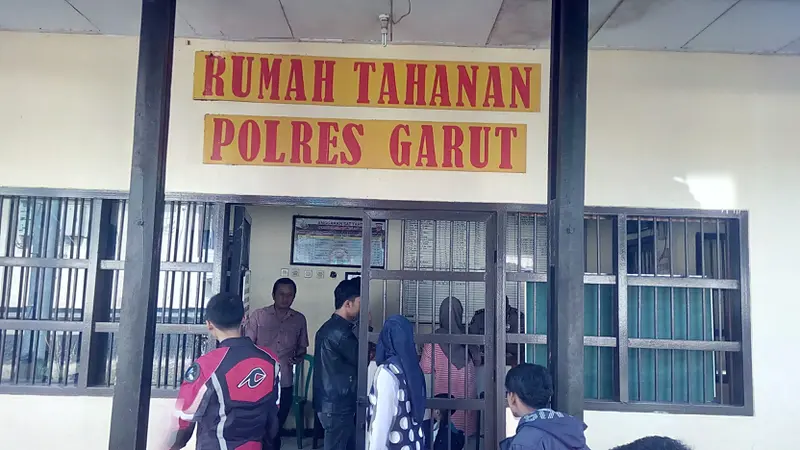 Nampak sejumlah pengunjung tengah menjenguk anggota keluarganya yang ditahan di ruang tahanan polres Garut, Jawa Barat