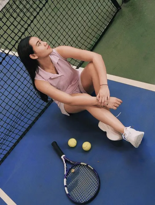 Gaya chic Aaliyah Massaid saat bermain tenis. Ia mengenakan baju tenis; atasan berkerah tanpa lengan berwarna ungu muda dipadu dengan celana pendek khusus untuk tenis yang serasi. [Foto: Instagram/aaliyah.massaid]