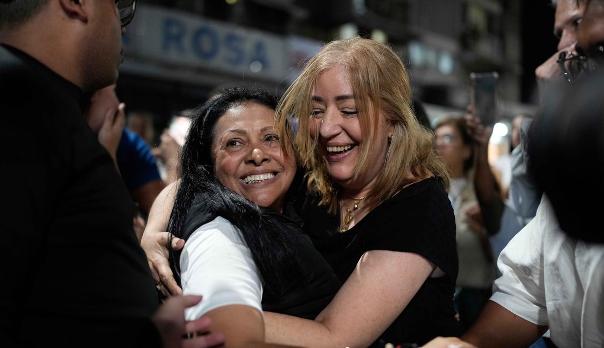 Aktivis politik Venezuela, Dignora Hernandez (kiri) dipeluk oleh pendukungnya setelah dibebaskan dari tahanan, Minggu 8 Februari 2026. Sejak Januari 2026, proses pembebasan tahanan politik di Venezuela mengalami percepatan signifikan. (AP Photo/Ariana Cubillos)