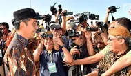 Presiden Joko Widodo menjawab pertanyaan wartawan saat meresmikan jalan tol Solo-Ngawi ruas Kartasura-Sragen, Minggu, (15/7). Peresmian ini ditandai dengan penekanan sirine dan penandatanganan prasasti. (Liputan6.com/Pool/Biro Pers Setpres)