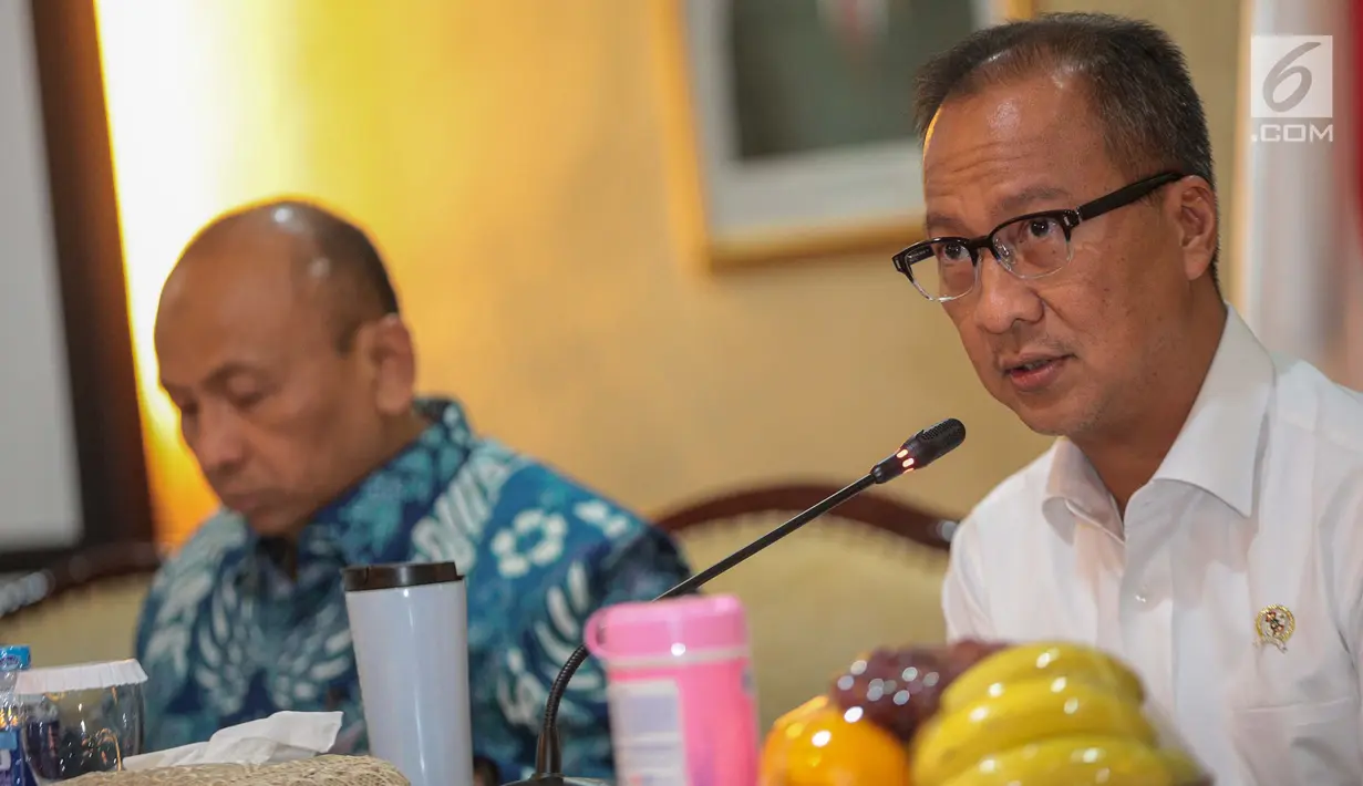 Mensos Agus Gumiwang Kartasasmita memberi keterangan terkait peringatan Hari Penyandang Disabilitas Internasional (HDI) 2018, Jakarta, Jumat (30/11). Acara akan digelar di Mall Sumarecon Bekasi, Minggu-Senin (2-3 Desember). (Liputan6.com/Faizal Fanani)