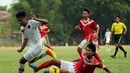 Pemain depan Timnas Indonesia U23, Yandi Sofyan Munawar (kiri), menghindar dari tackling pemain tim Pra PON DKI Jakarta saat berlatih tanding di lapangan SPH Karawaci, Tangerang, (9/9/2014). (Liputan6.com/Helmi Fithriansyah)
