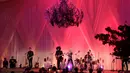 Gwen Stefani menyanyi diiringi pemain musiknya dalam acara makan malam menyambut kedatangan perdana menteri Italia Matteo Renzi di Gedung Putih, Wahsington, AS (18/10). (Reuters/Joshua Robert)
