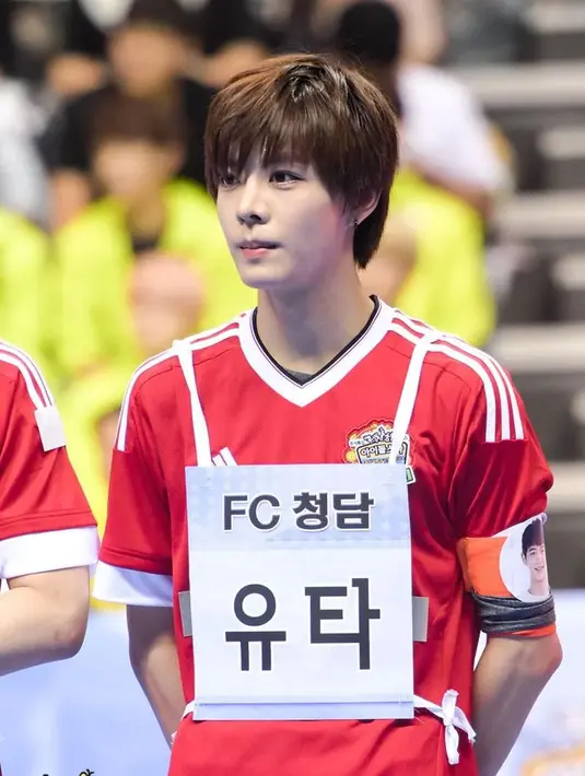 Yuta NCT pandai bermain sepak bola. Ia sudah bermain sepak bola sejak usia 5 hingga 16 tahun. (Foto: koreaboo.com)