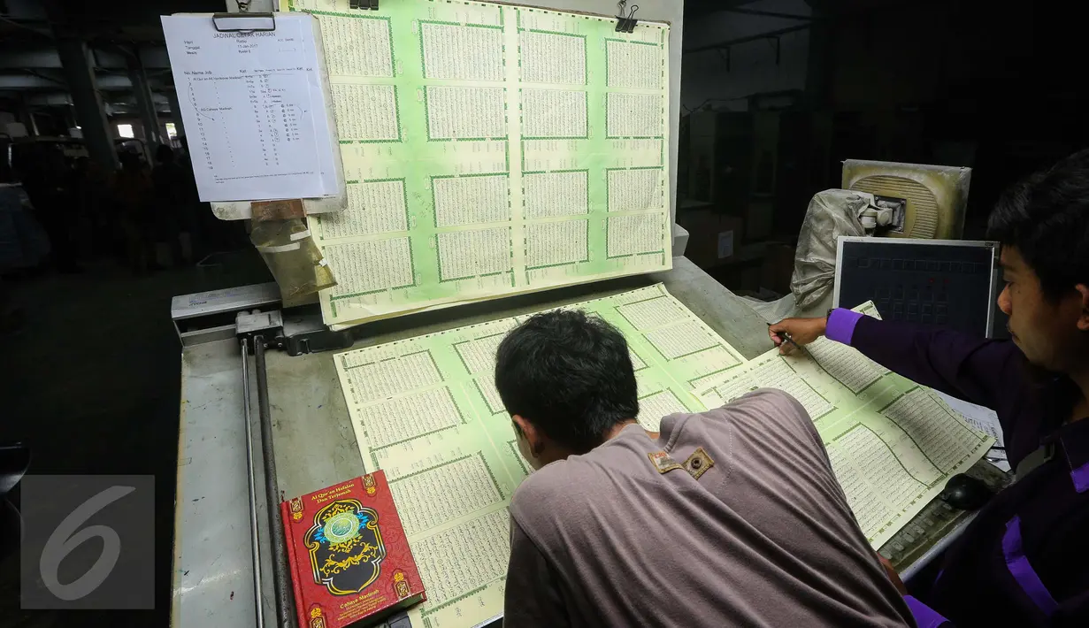 Pekerja melakukan pengecekan hasil cetak Alquran di Jakarta, Rabu (11/1). Kementerian Agama berharap tidak ada lagi penyalahgunaan limbah kertas percetakan Alquran yang digunakan sebagai bungkus makanan. (Liputan6.com/Faizal Fanani)
