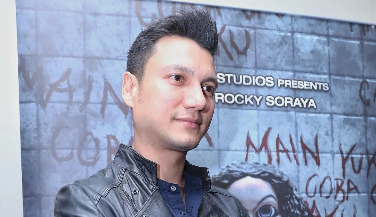 Terlibat dalam film horor, ia mengaku sempat penasaran. Aktor 37 tahun itu minta dibukakan mata batinnya untuk melihat makluk abstral di sekitarnya. Meski akhirnya tak jadi dibuka mata batinnya. (Nurwahyunan/Bintang.com)