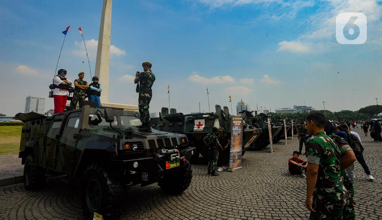 Warga umum yang sudah masuk ke Monas tampak asyik melihat-lihat alutsista yang berwarna loreng itu. (merdeka.com/Arie Basuki)