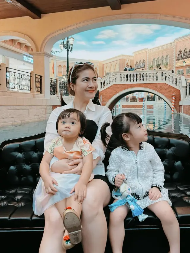 7 Momen Liburan Felicya Angelista ke Macau, Seru Naik Gondola