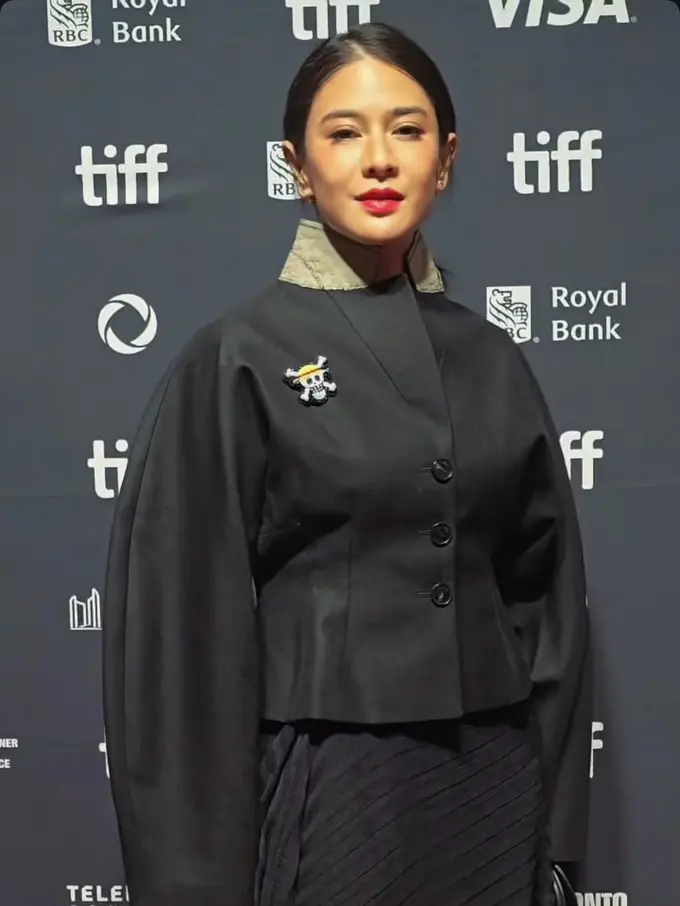 Tampilan Dian Sastrowardoyo dari riasan makeup hingga ootd di Toronto International Film Festival 2025. [@therealdisastr]