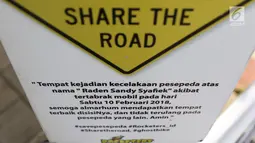 Tulisan pada monumen sepeda putih yang bersandar di sebuah tiang kawasan Jenderal Gatot Subroto, Jakarta, Senin (12/3). Monumen itu sebagai peringatan kepada pengguna jalan untuk saling berbagi dan menghormati di jalan. (Liputan6.com/Immanuel Antonius)