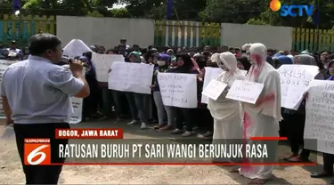 Sudah dua bulan tak membayar gaji, ratusan buruh perusahaan bubuk teh kemasan PT Sari Wangi menggelar unjuk rasa dan aksi teatrikal.