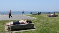Orang-orang berjemur di pantai Katase-kaigan di Fujisawa, prefektur Kanagawa, dekat Tokyo, Senin (8/6/2020). Jepang mengangkat keadaan darurat virus korona, mengakhiri pembatasan secara nasional ketika bisnis mulai dibuka kembali. (AP Photo/Koji Sasahara)