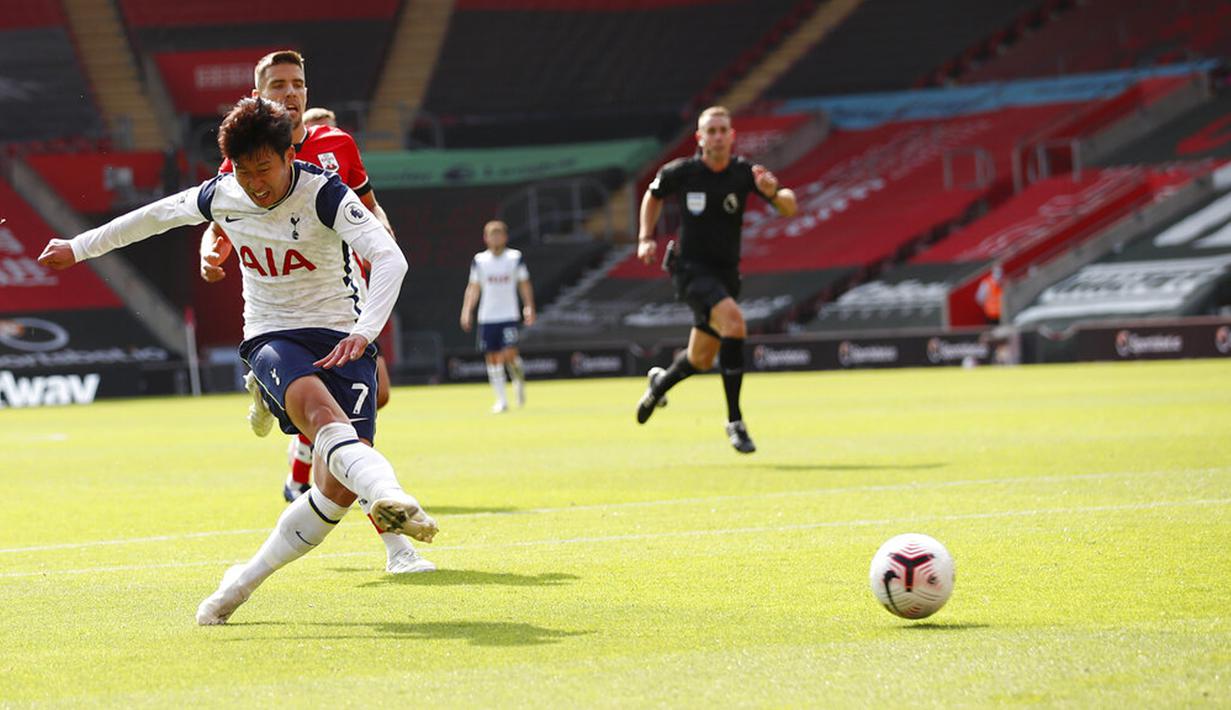 Pemain Tottenham Hotspur Son Heung-min mencetak gol ke gawang Southampton pada pertandingan Liga Premier Inggris di Stadion St. Mary, Southampton, Inggris, Minggu (20/9/2020). Tottenham menekuk Southampton 5-2, Son Heung-min menyumbang empat gol. (Andrew Boyers/Pool via AP)