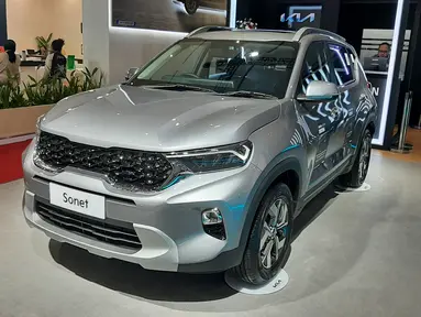 KIA Sonet menjadi salah satu pelopor di segmen small SUV dengan beberapa fitur yang tidak ada di rivalnya. Mobil ini dilengkapi dengan sunroof, pendingin jok, head unit dengan Apple Carplay dan Android Auto, serta sound system Bose. Mobil ini dijual mulai dari Rp226 juta hingga Rp344 juta.