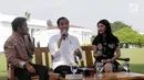 Presiden Joko Widodo memberi penjelasan saat berdialog dengan para konten kreator XYZ 2018 di Istana Bogor, Minggu (22/4). Jokowi meminta tips untuk meningkatkan subscribe serta cara membuat vlog yang menarik. (Liputan6.com/Angga Yuniar)