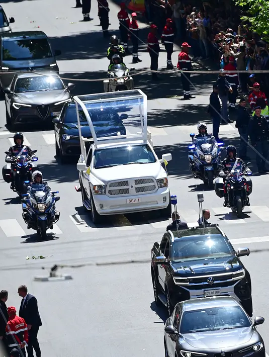 Misa rekuiem dibuka dengan lagu bagi kedamaian jiwa Paus Fransiskus. (Piero CRUCIATTI/AFP)