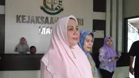 Mantan Kepala BPN Maros, Sulsel, Andi Nuzulia berpakaian syari saat dieksekusi Jaksa (Liputan6.com/ Eka Hakim)