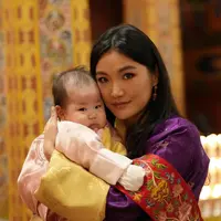 Gaya Modis Ratu Bhutan Jetsun Pema. [@queenjetsunpema]
