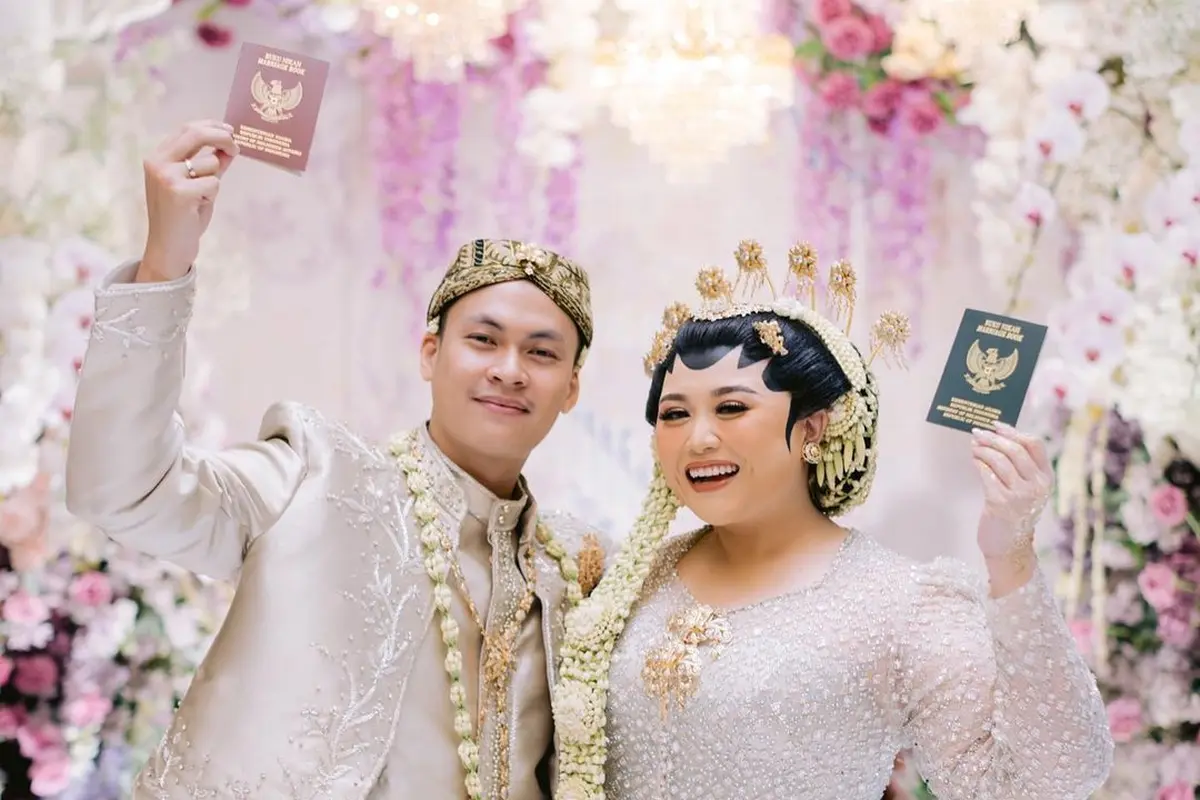 6 Potret Beda Gaya Salshabilla Adriani dan Clarissa Putri Kenakan Kebaya Putih saat Akad, Sama-sama Menikah di Tanggal Cantik