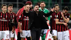 Pelatih AC Milan, Gennaro Gattuso merayakan kemenangan usai mengalahkan Sampdoria 1-0 pada lanjutan Liga Serie A Italia di stadion San Siro (18/2). Il Diavolo Rosso belum terkalahkan dalam 10 laga terakhir di berbagai ajang. (AFP Photo/Miguel Medina)