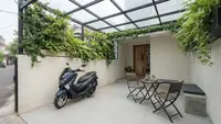 7 Desain Garasi Motor yang Menyatu dengan Teras untuk Rumah Sempit, Solusi Pintar Hunian Minimalis