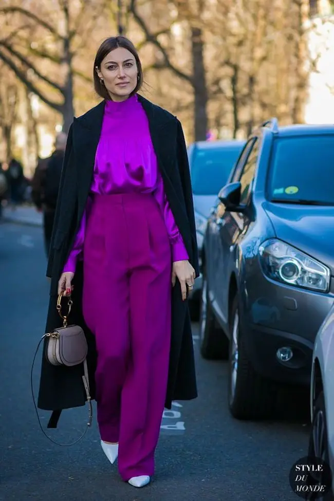 Padu padan pakaian dengan sentuhan warna ungu. (sumber foto: Style DuMonde/pinterest)