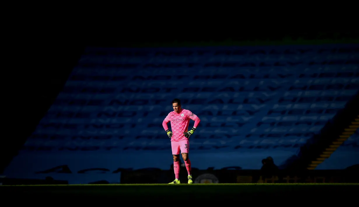 Ekspresi penjaga gawang Manchester City, Ederson saat melawan West Ham United di Stadion Etihad, Manchester, Sabtu (27/2/2021). (Foto: AFP/Pool/Gareth Copley)