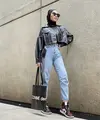 Bisa menggunakan jaket kulit crop top sebagai luaran, dipadukan celana straight denim dan sepatu Nike seperti gaya Aghnia ini. Dok. @emyaghnia