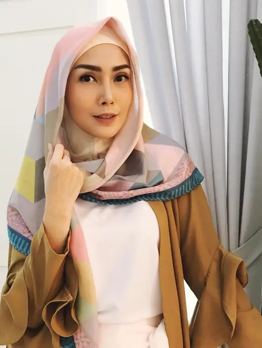 Awal tahun 2018, presenter Fenita Arie memutuskan untuk menutup auratnya. Ia menundur membawakan acara infotainment setelah memutuskan berhijab. (instagram/fenitarie)