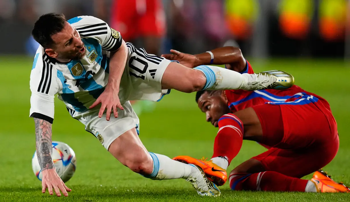 Messi kemudian menambah keunggulan tuan rumah di menit ke-89. (AP Photo/Natacha Pisarenko)