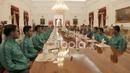 Timnas Indonesia saat makan siang bersama Presiden RI, Joko Widodo di Istana Negara, (19/12/2016). (Bola.com/Nicklas Hanoatubun)