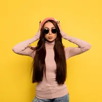 Menyimak tanda./Copyright freepik.com/author/ansiia