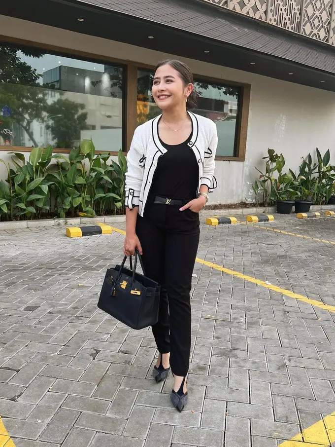 8 Inspirasi Outfit Formal Prilly Latuconsina untuk ke Kantor, Selalu Berkelas!