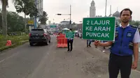 Uji coba sistem kanalisasi 2-1 di jalur Puncak Bogor mulai diberlakukan hari ini. Kebijakan ini dilakukan untuk mengurai kemacetan di kawasan tersebut. (Achmad Sudarno/Liputan6.com)