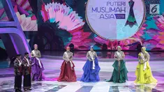 Lima besar finalis bersiap menjawab pertanyaan yang akan diberikan dewan juri dalam malam puncak Puteri Muslimah Asia 2018 di Jakarta, Senin (7/5). (Liputan6.com/Faizal Fanani)