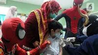 Spiderman mendampingi murid SD saat pelaksanaan vaksinasi COVID-19 dosis kedua di Sekolah Al-Azhar, BSD, Tangerang Selatan, Banten, Senin (17/1/2022). Sebanyak 450 murid divaksin dengan melibatkan tokoh Spiderman untuk menghibur sekaligus menghilangkan rasa takut anak-anak. (merdeka.com/Arie Basuki)