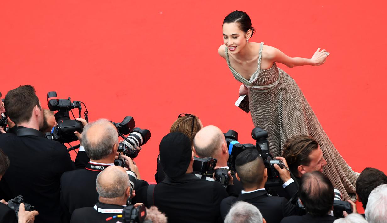 Model Kiko Mizuhara berpose di depan para fotografer saat menghadiri pemutaran film "Yomeddine" selama Festival Film Cannes ke-71 di Prancis (9/5).  (AFP Photo/Loic Venance)