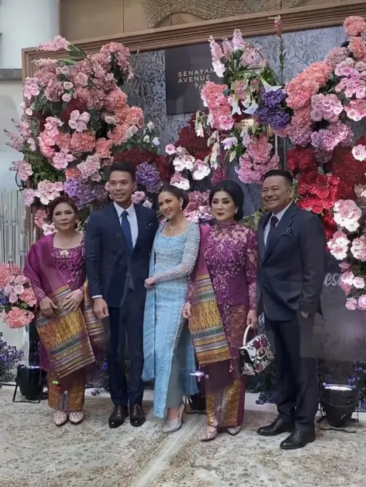 “Ke depannya, songket Merdi Sihombing akan menjadi songket cabutan. Ini legacy yang kubuat untuk negeri, khususnya para leluhurku. Jika kain ulos tidak akan pernah mati,” lanjut Merdi. [Foto: Instagram @myramyurna]