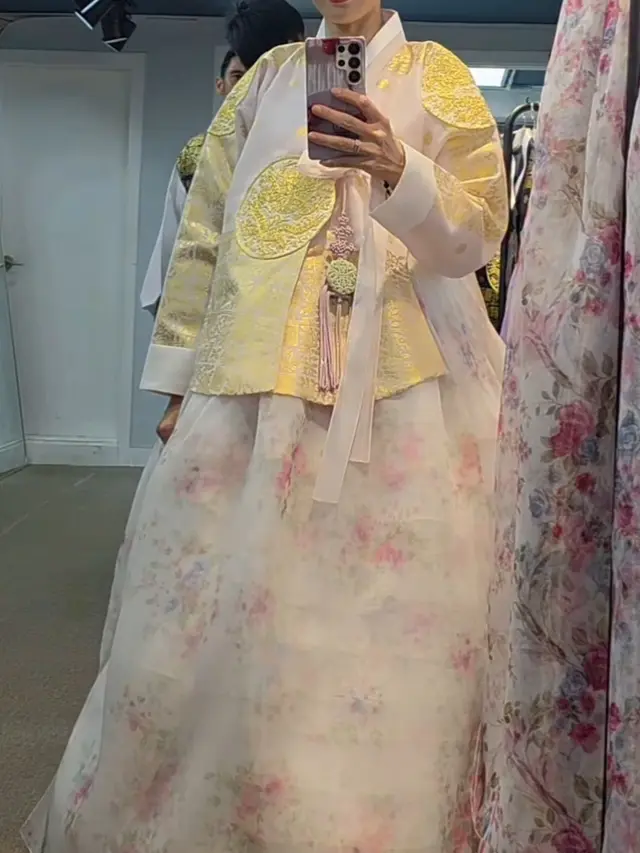 Dian Sastrowardoyo di Korea Selatan. [@therealdisastr]