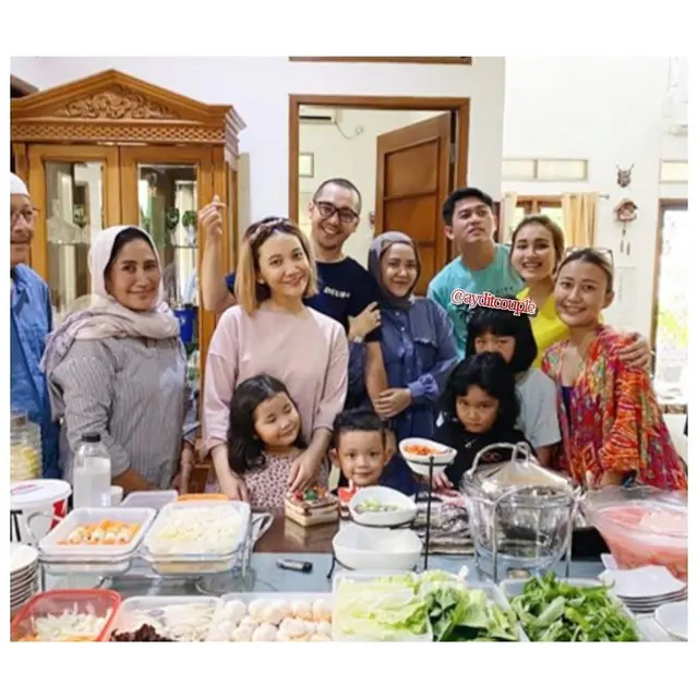 Makin Akrab, Ini 5 Momen Ayu Ting Ting Bareng Keluarga Sang Kekasih