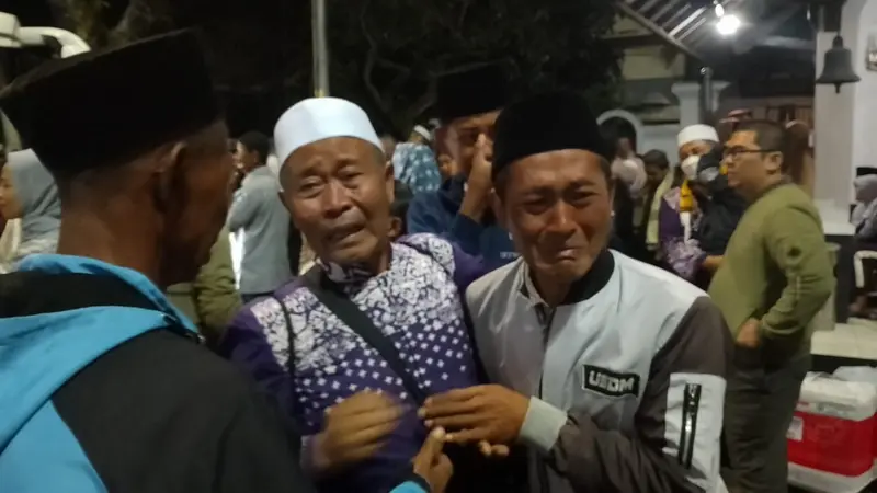 Isak tangis dan haru menghiasai penjemputan kepulangan jemaah haji asal Garut, Jawa Barat, Jumat (19/7/2024) malam. Dibanding penjemputan sebelumnya, massa keluarga penjemputan pada kloter terakhir terlihat lebih membludak. (Liputan6.com/Jayadi Supriadin)