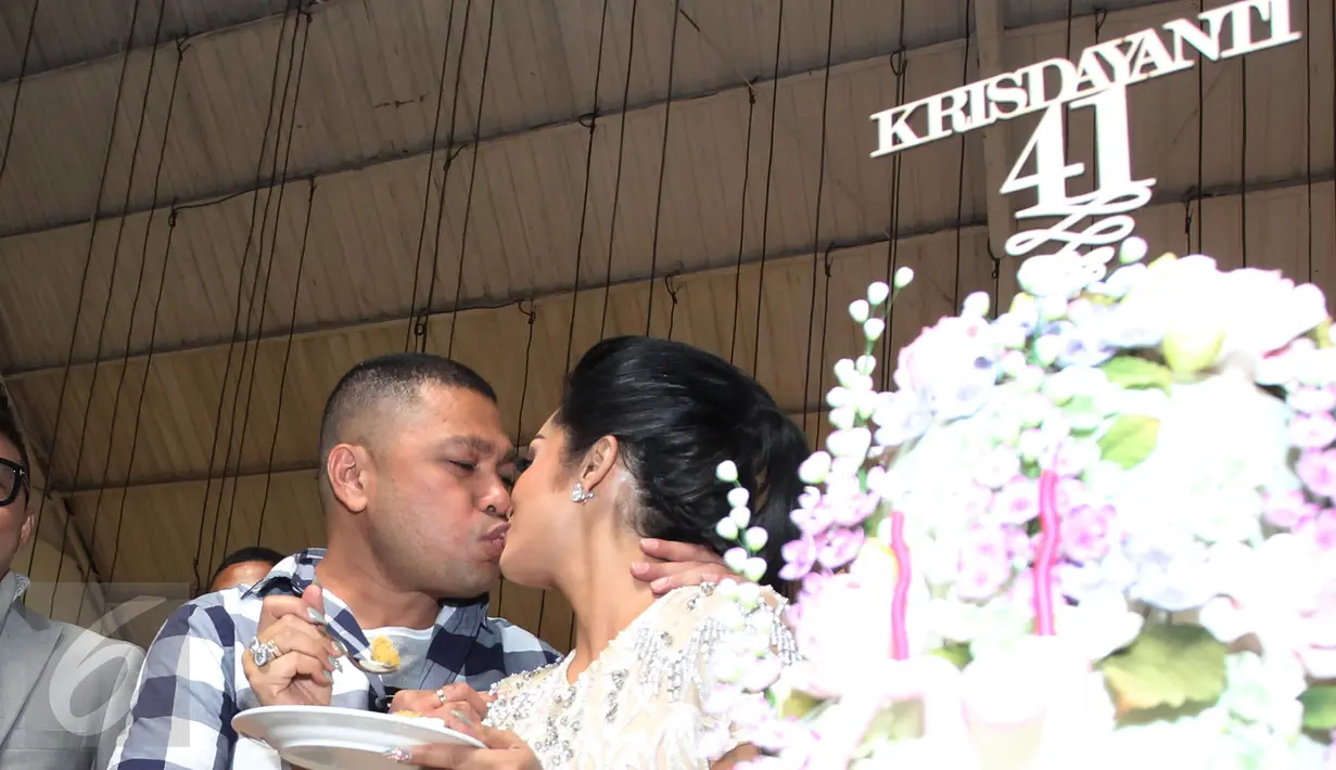  Penyanyi Krisdayanti saat merayakan ulang tahun bersama suaminya, Raul Lemos di kawasan SCBD, Jakarta, Kamis (24/03/2016). Sejumlah keluarga besar Krisdayanti datang pada acara ulang tahun tersebut. (Liputan6.com/Herman Zakharia)