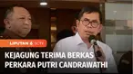 Kejaksaan Agung menerima berkas perkara Putri Candrawathi, istri Irjen Ferdy Sambo, terkait kasus kematian Brigadir Nofriansyah Yosua Hutabarat. Di saat bersamaan, Kejaksaan juga mengembalikan berkas perkara empat tersangka lain, supaya bisa segera d...