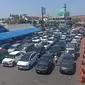 Antrean kendaraan di Pelabuhan Ketapang pada saat momen libur Nataru 2024 (Hermawan Arifianto/Liputan6.com)