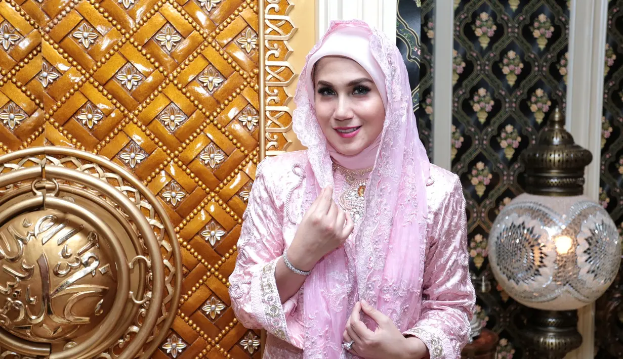 Bulan Ramadan sering dijadikan oleh umat Islam untuk lebih banyak berkumpul bersama dengan keluarganya. Begitu juga dengan artis senior Marini Zumarnis. Namun, ia merasakan ada yang berbeda lantaran tidak lagi bersama ayahnya. (Adrian Putra/Bitang.com)